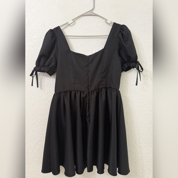 Sexy Elegant Maid Black Dress with Puff Sleeves and White Accents - Picture 3 of 7